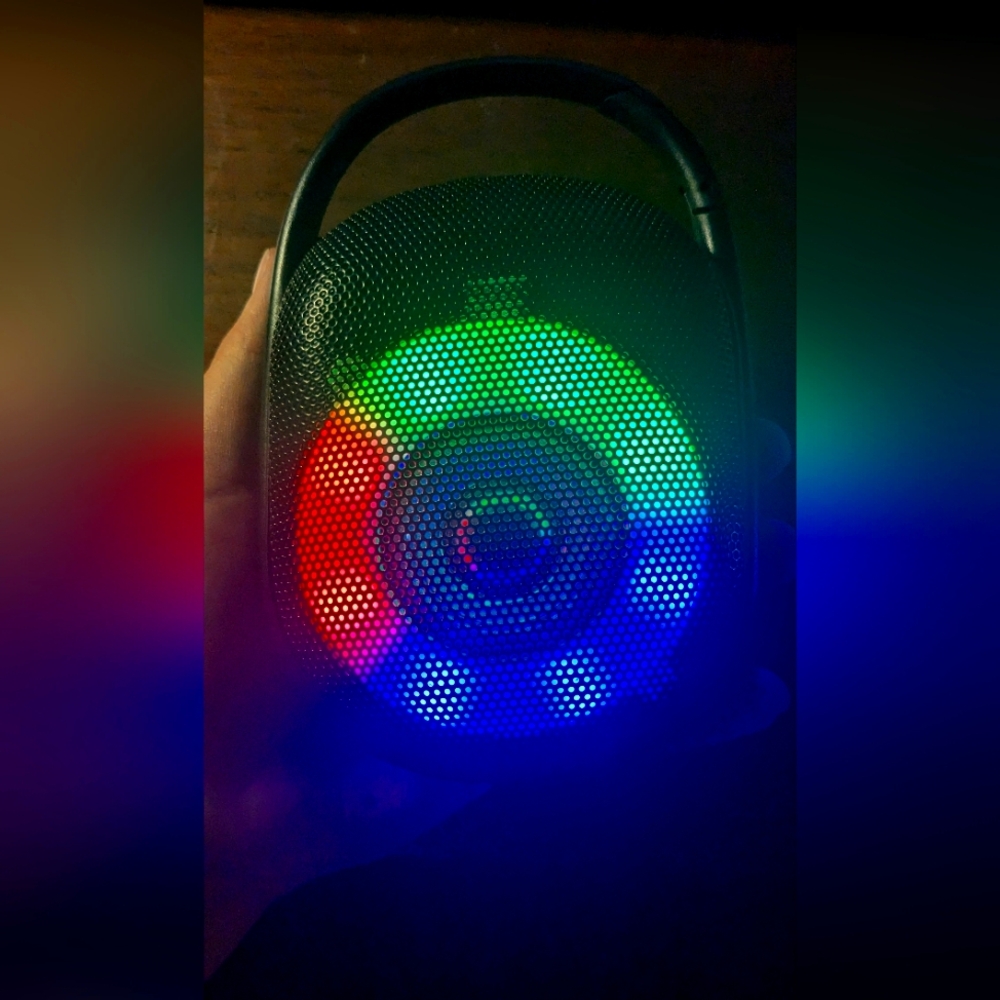 Bluetooth clip speaker